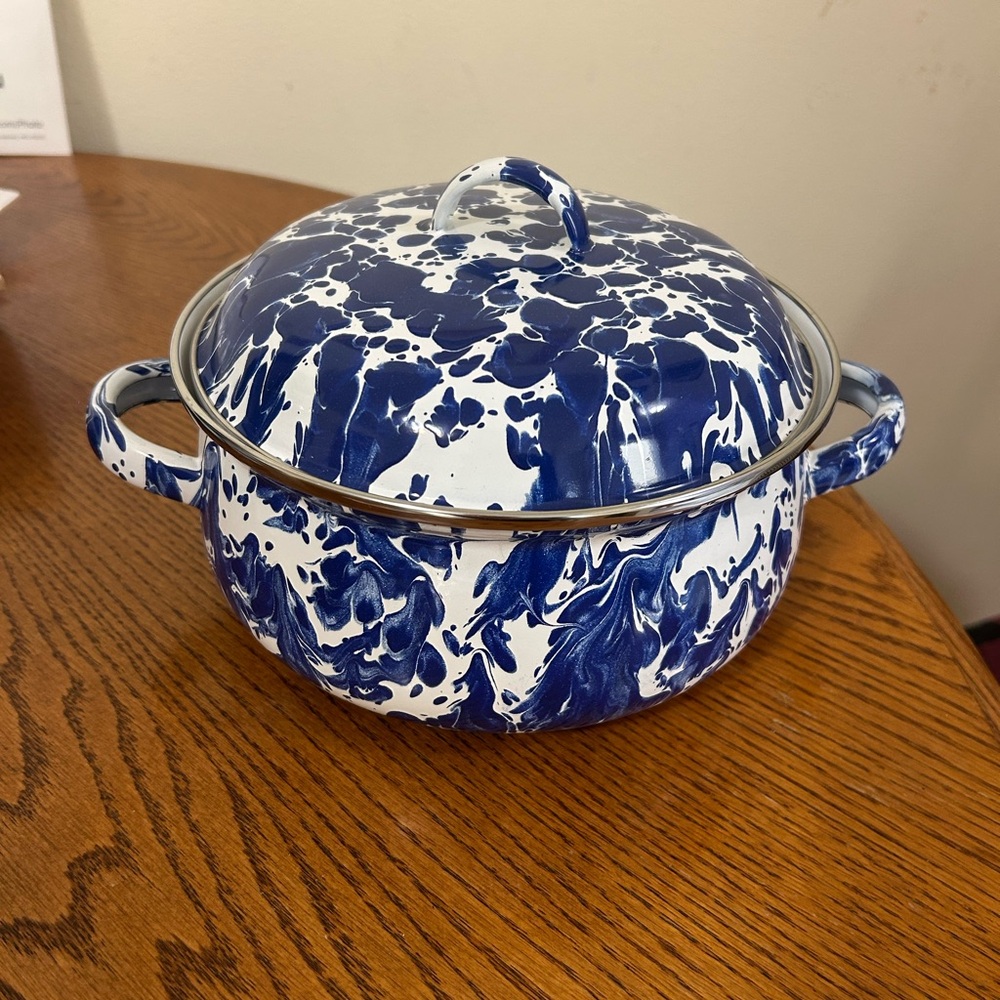 Golden Rabbit Enamelware Dutch Oven